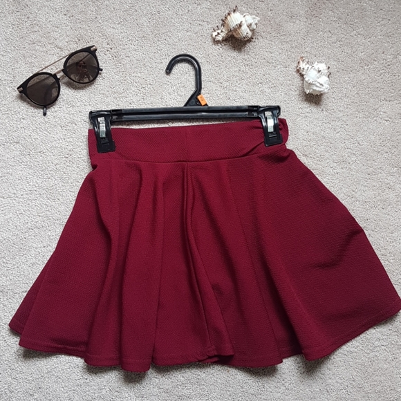 Cute Wavy Maroon Skirt ❣ - Picture 1 of 2